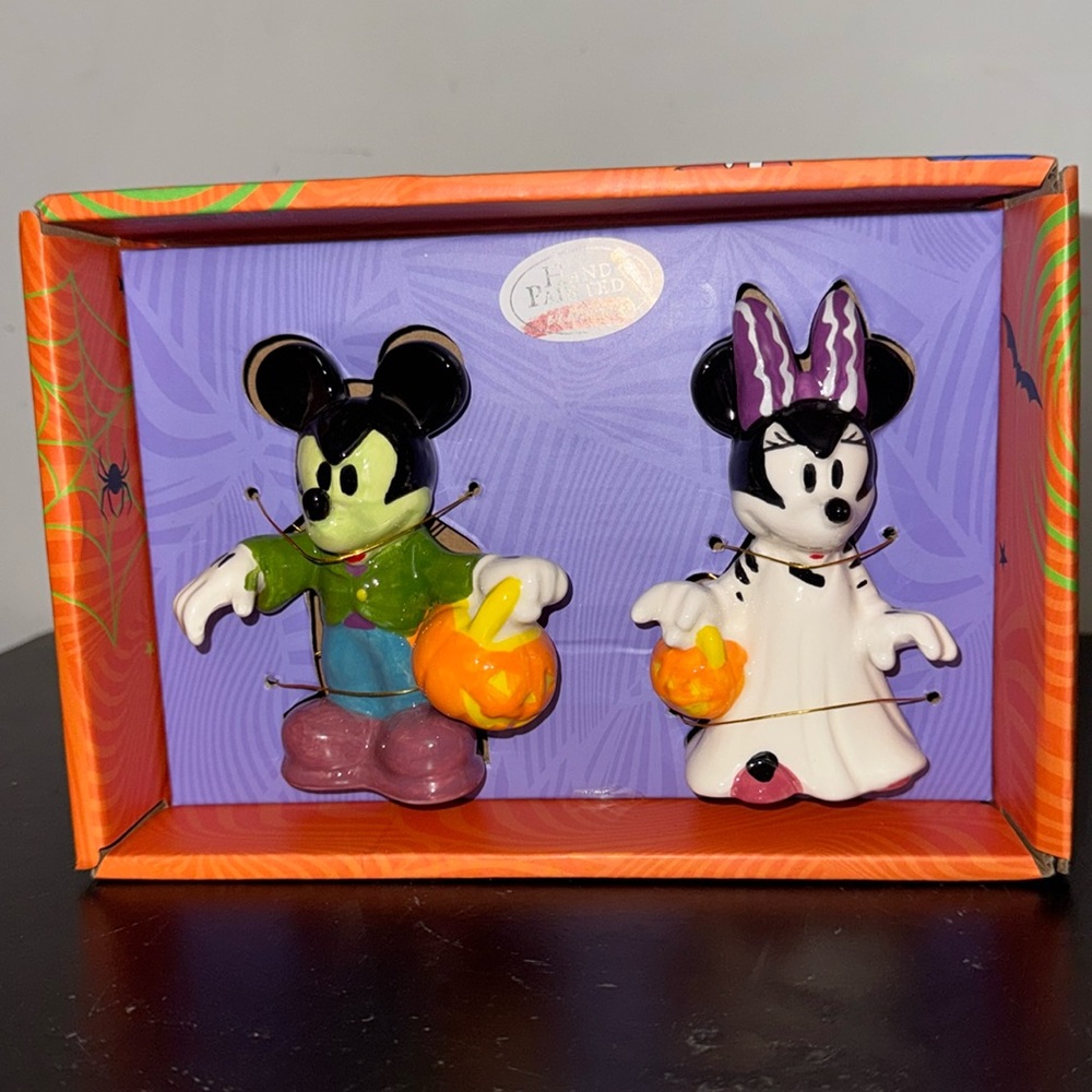 MICKEY AND MINNIE SALT AND PEPPER SHAKERS HALLOWEEN 👻
